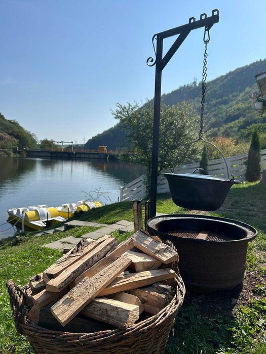 Ponton, foisor si hidrobiciclete pe lacul Somesul Cald