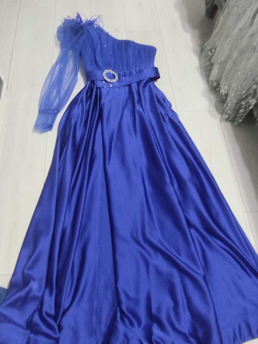 Роклите са носени по няколко часа