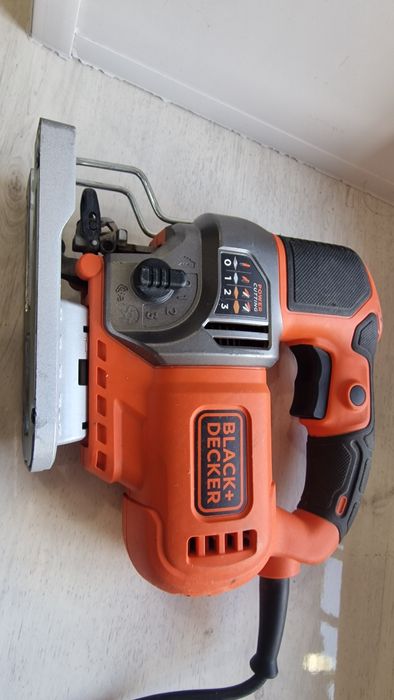Электролобзик Black+Decker