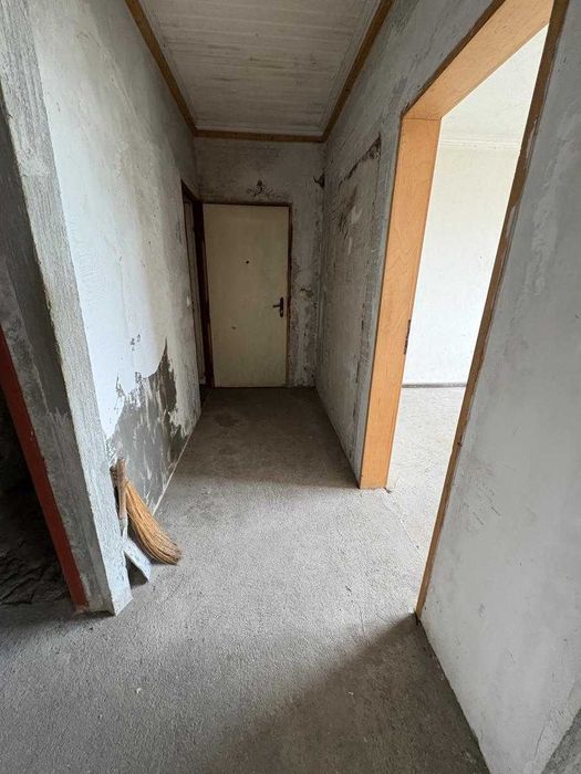 Продавам тристаен апартамент на комуникативно място