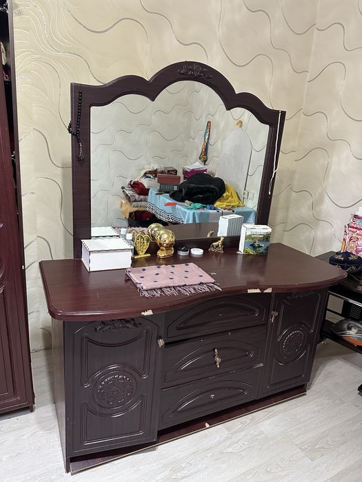 Шкаф и комод с зеркалом