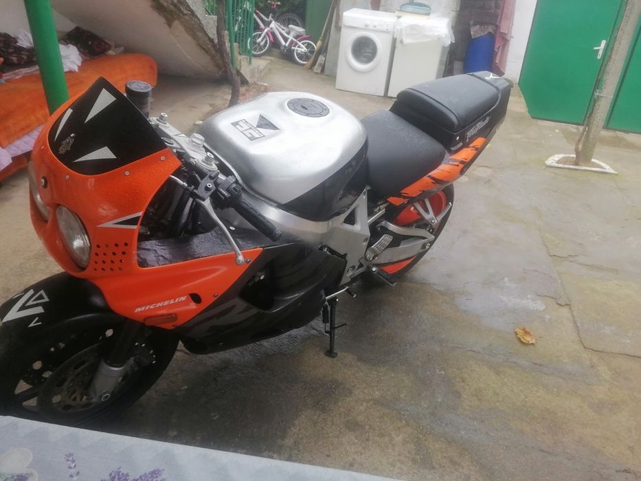 Хонда ЦБР 893 на части почти всичко налично.