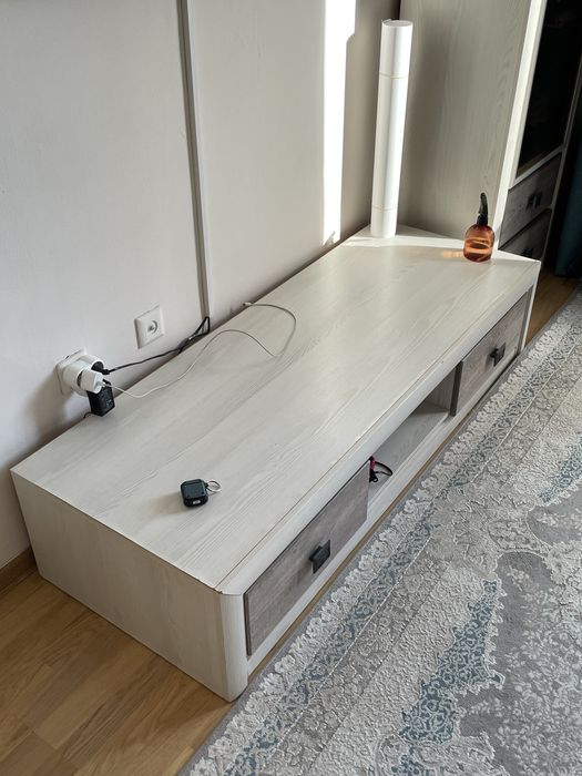 Продается шкаф и тумбочка