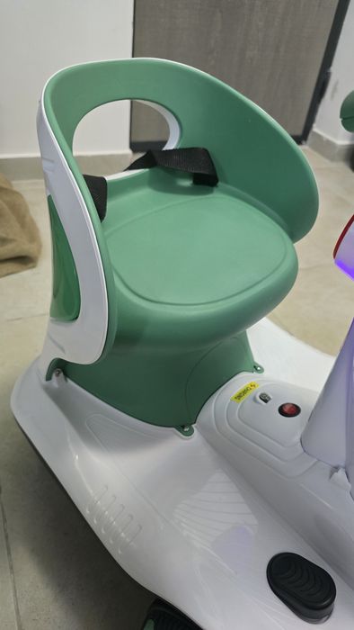 Masinuta electrica cu sunete si baloane de sapun