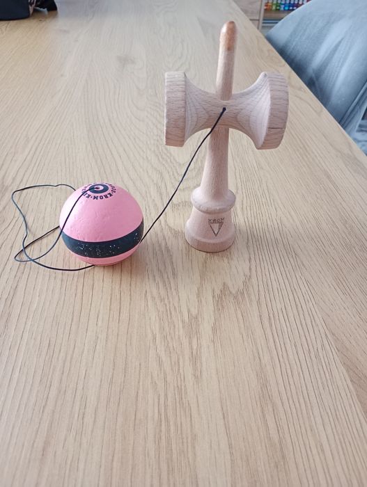 Vând kendama krom strigi roz