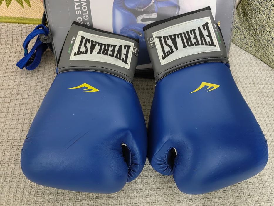 Боксёрские перчатки продаю