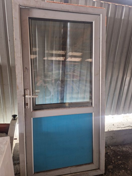 Продам пластиковые двери.