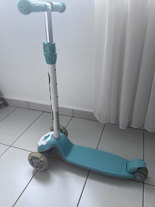 Trotineta cu 3 roti si lumini 3D donut