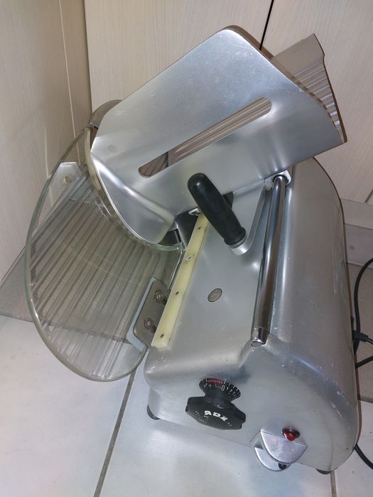 Немска колбасорезачка АDE/ 25 см нож
Работи перфектно, супер запазено