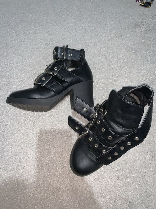 Botine cu catarame