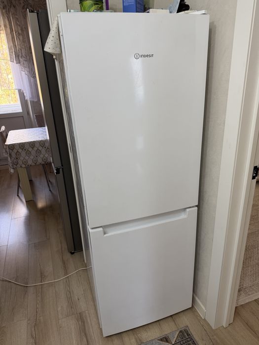 Продается холодильник Indesit.