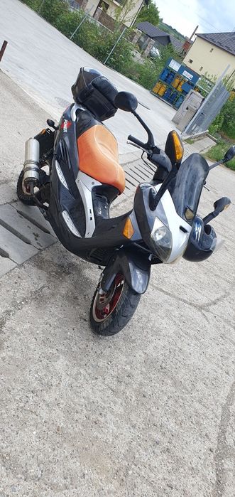 Vând scuter de 50 înmatriculat se conduce cu b