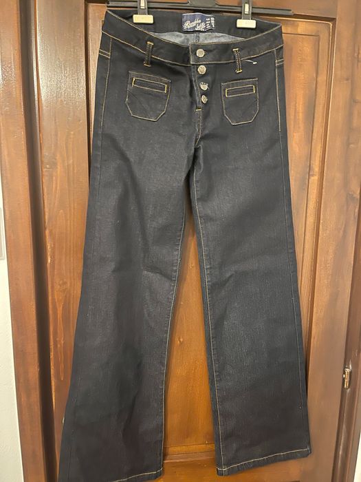 Blugi Bershka Denim L/40/12 evazați, cu buzunare aplicate, bleumarin