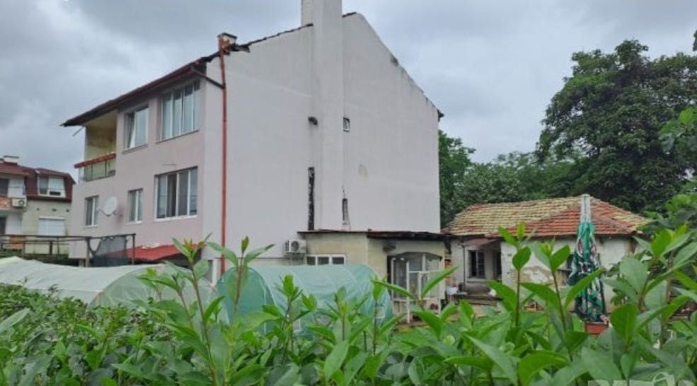 Кв. Прослав Къща 400 кв.и  757кв.двор