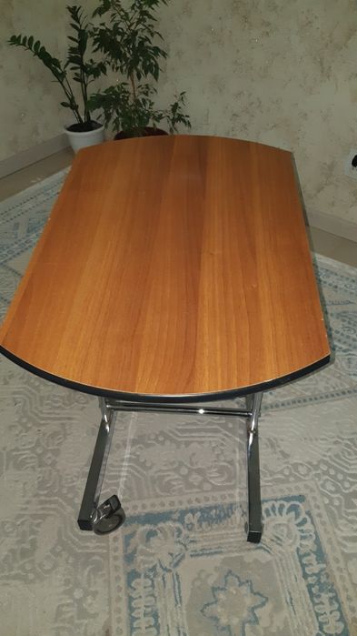 Мини стол на колесах