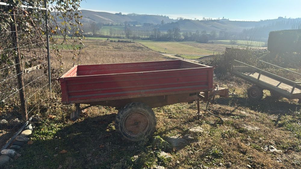 Remorca cu tracțiune, basculabila manual.