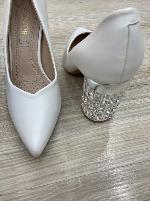 Женская туфли. Қара, ақ.