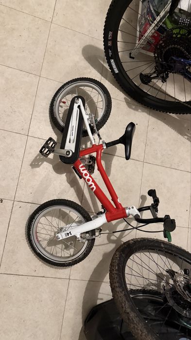 Bicicleta woom 2 rosie plus casca woom rosie