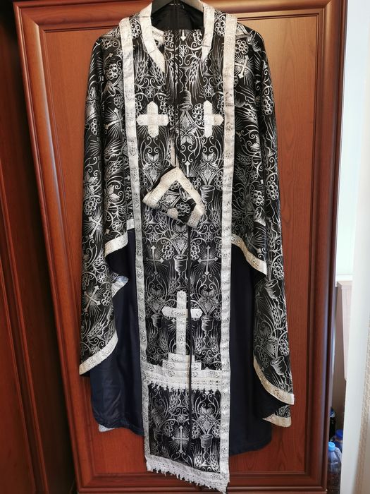 Vand vesmant preotesc de culoare neagra pt slujba prohodului