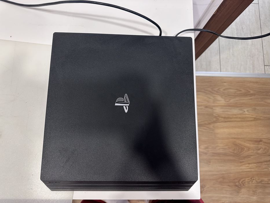 ps 4 pro perfect functional fara controler, in rest are tot ce aveti nevoie pentru el