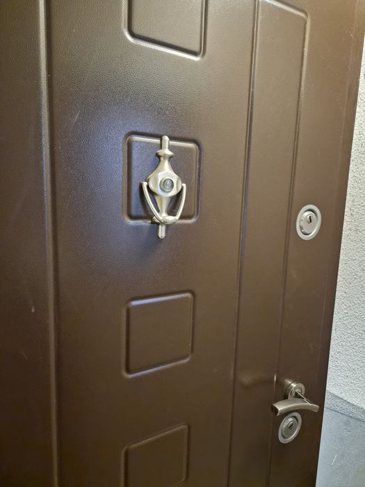 Метална входна врата