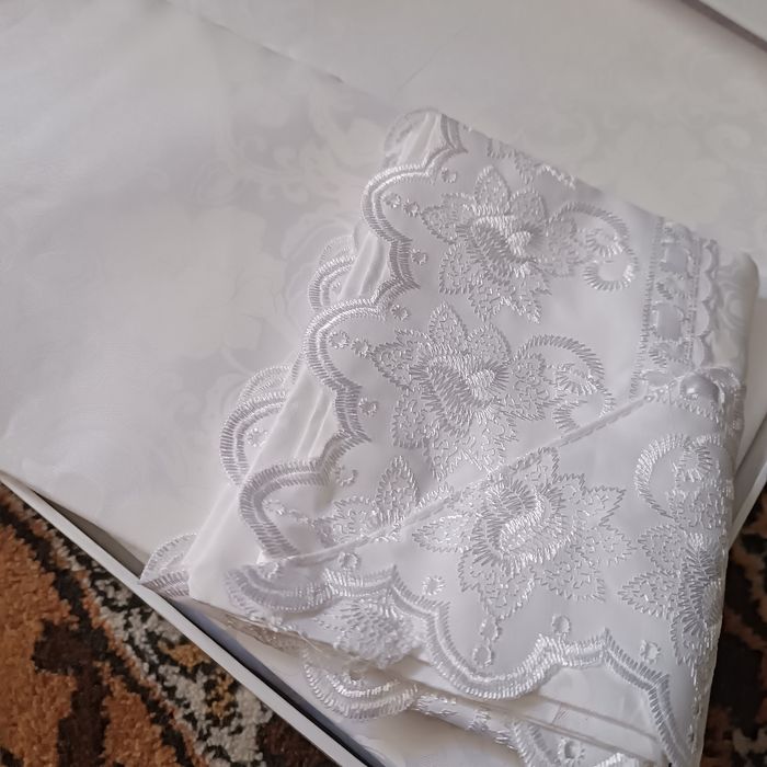 Новый набор постельного белья в подарочной упаковке