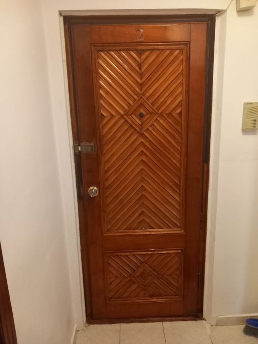 Vând usa lemn pentru intrare în apartament