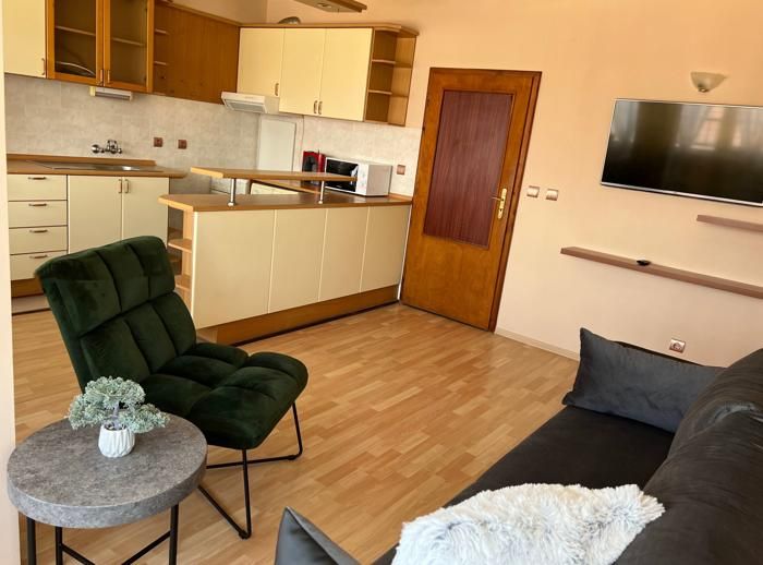 Дава се под наем Тристаен апартамент в София, Център - 89 кв.м за 1200 € - Снимка #2