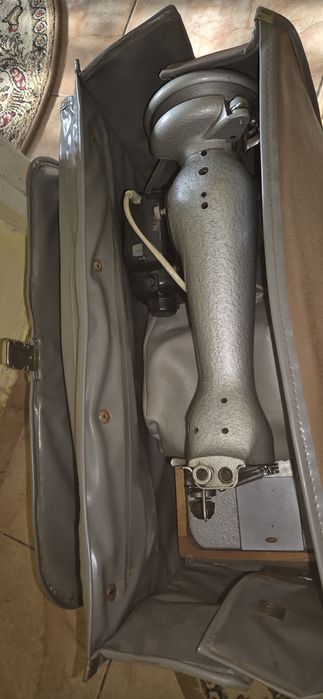 Vând doua Masini de cusut