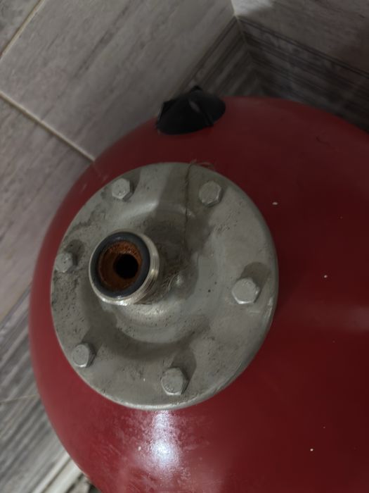 Продам расширительный бачок