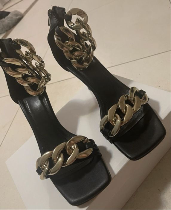 Sandale elegante negre cu lanț auriu, toc subțire, noi