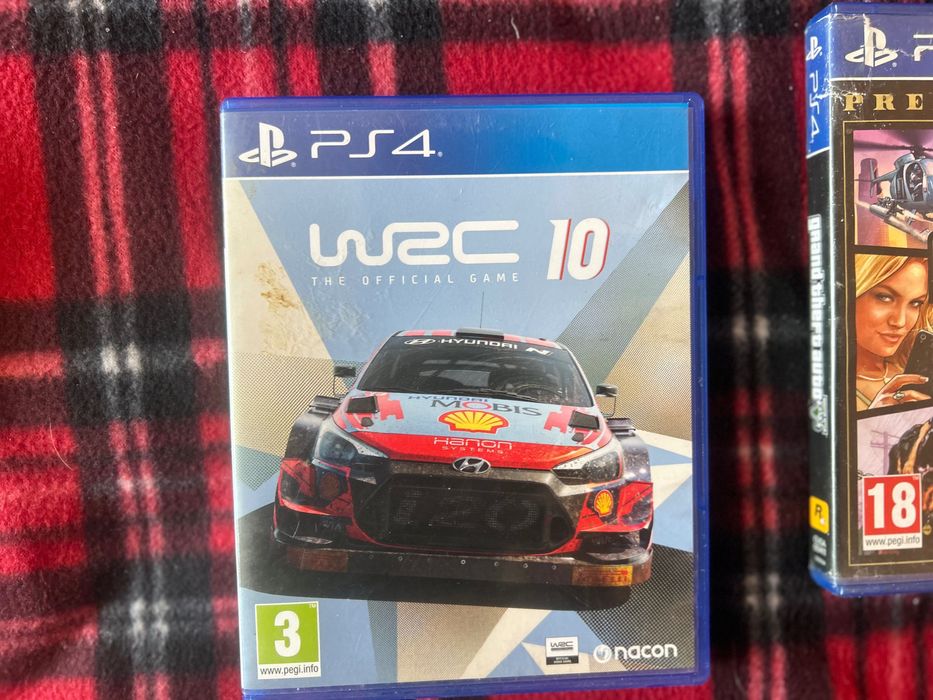 PS4 с два джойстика и шест игри