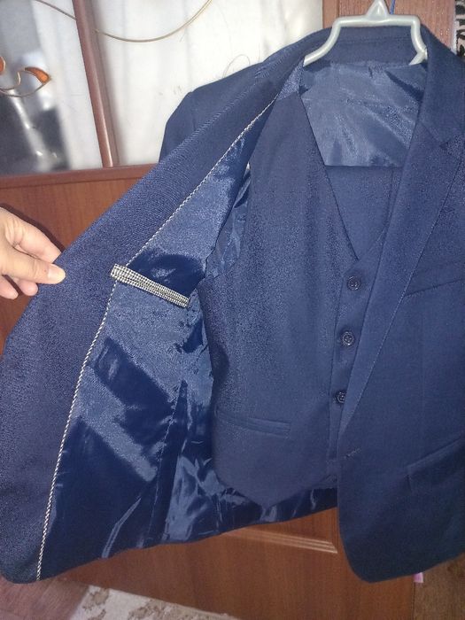 Продам школьный костюм