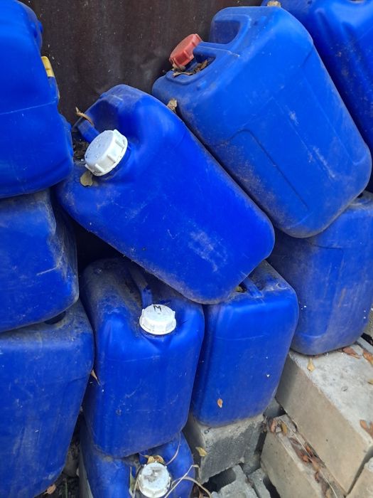 Канистры продам 20литровые
