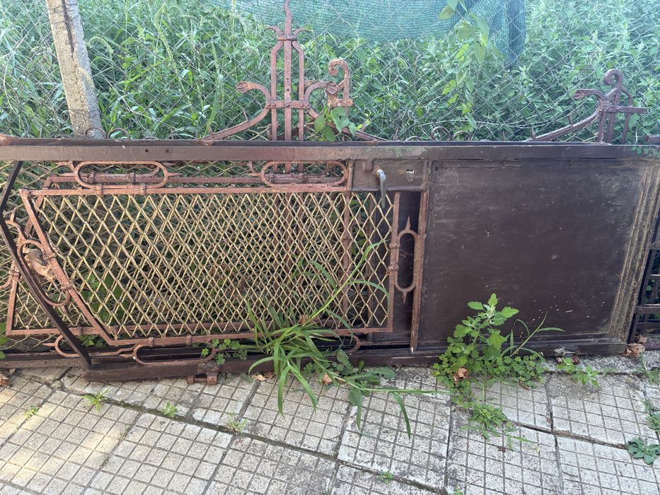 Външна входна врата и ограда