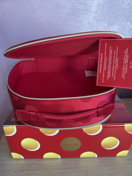 Estee Lauder -нов оригинален козметичен куфар/чанта