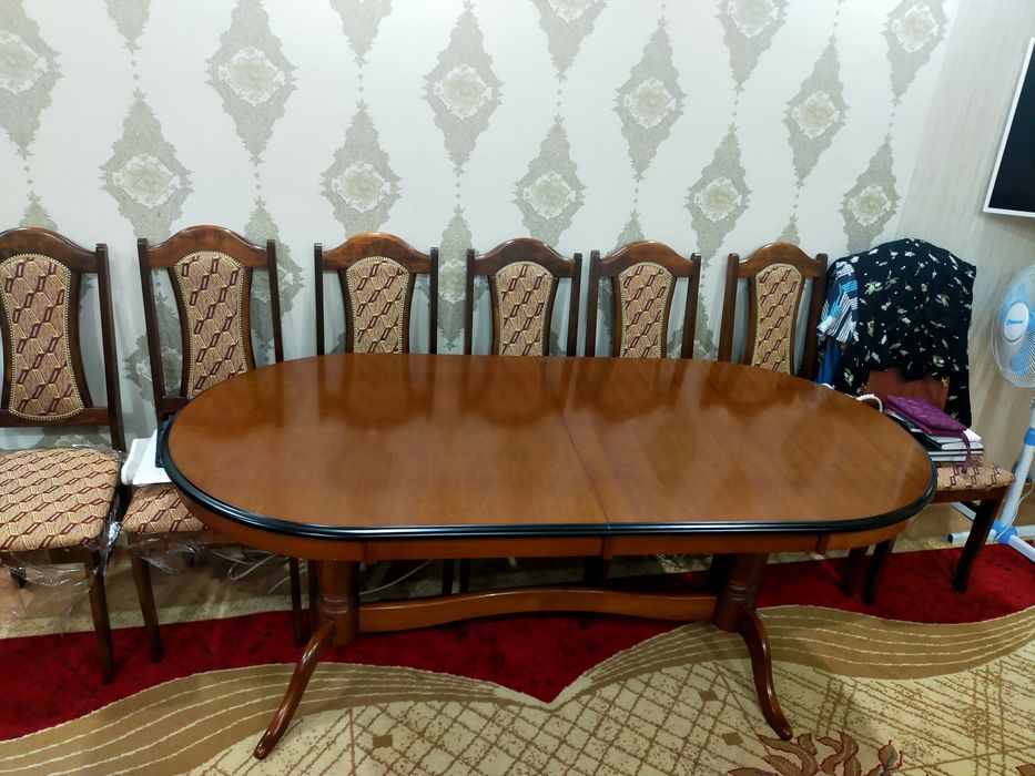 Продается. хороший стол стулья