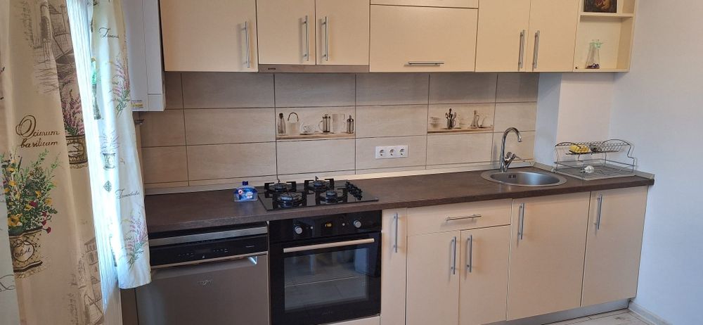 Închiriez apartament cu 2 camere