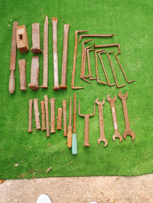 Стари инструменти - чукуве, клещи, пили,скоби, секачи, мрамор...