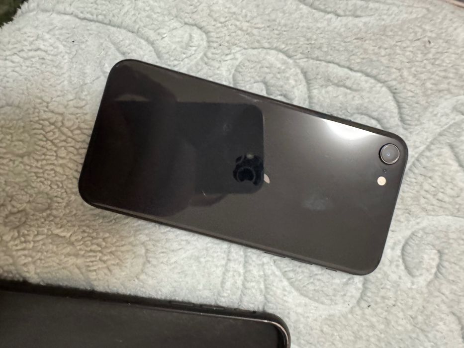 iPhone SE 2020 с гаранция