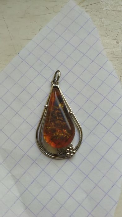 Кулон из серебра с янтарём и брошь мельхиоровая с янтарём, серебряные