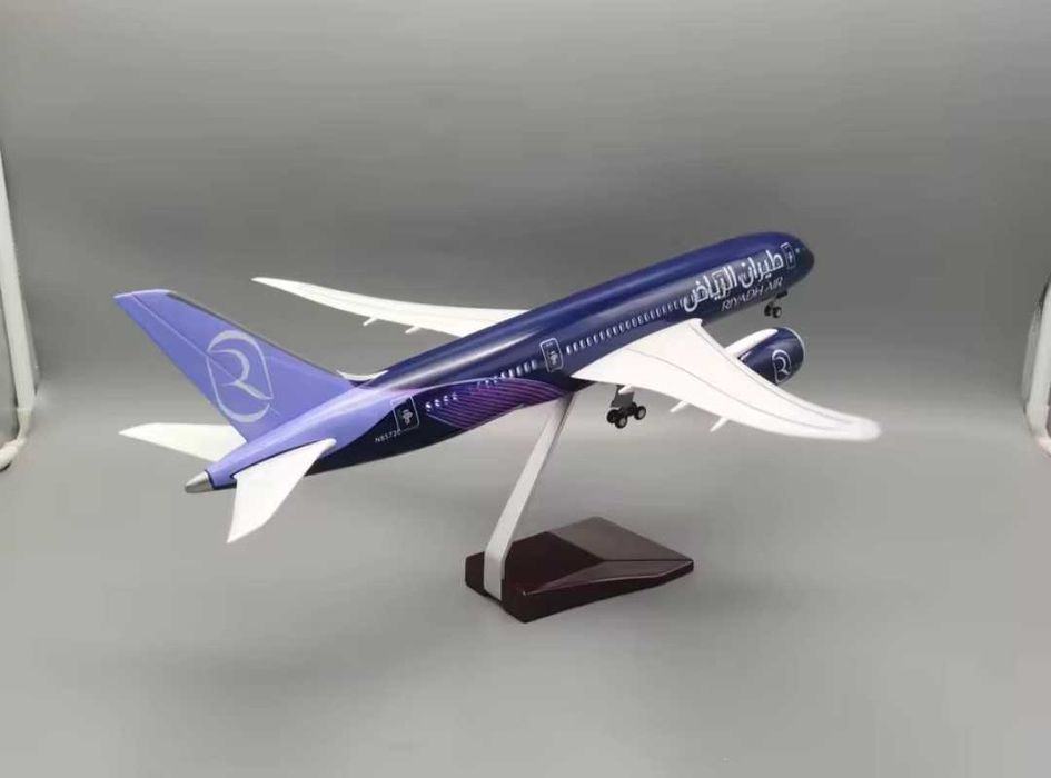 47 CM, senzationala macheta business de avion Boeing 787 Dreamliner Riyadh Air