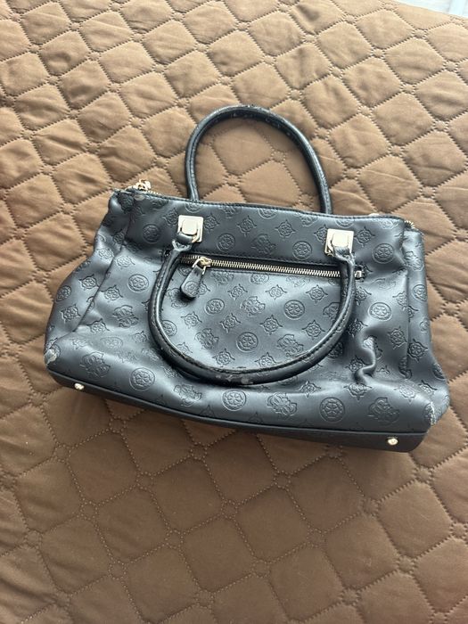 Чанта на марката Guess