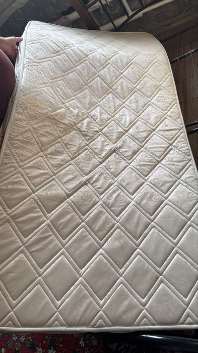 Кровать с матрасом