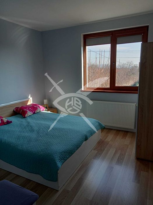 Двуетажна къща с двор в с. Горица