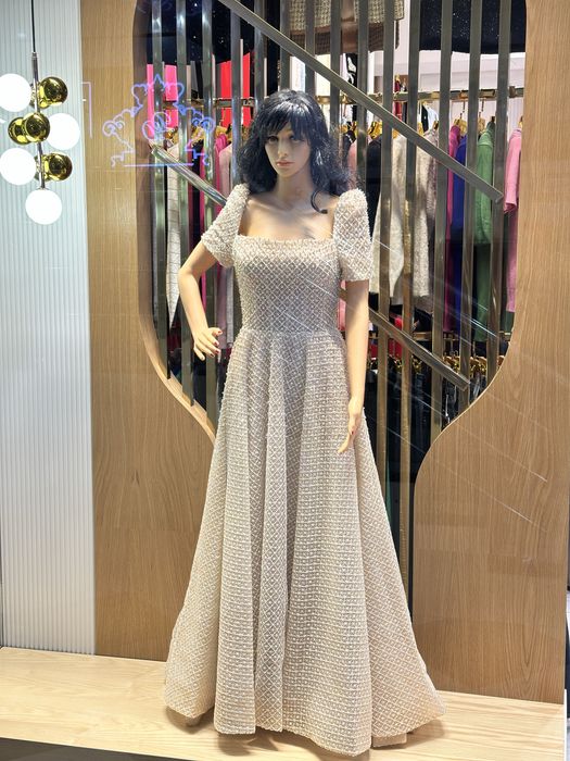 Маникень для женского магазина