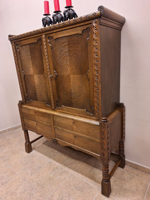 Гардероб, шкаф с богата дърворезба