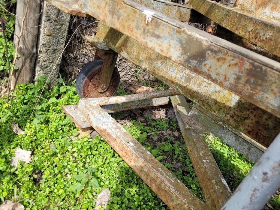 Продавам 4 основи на метално скеле Количка