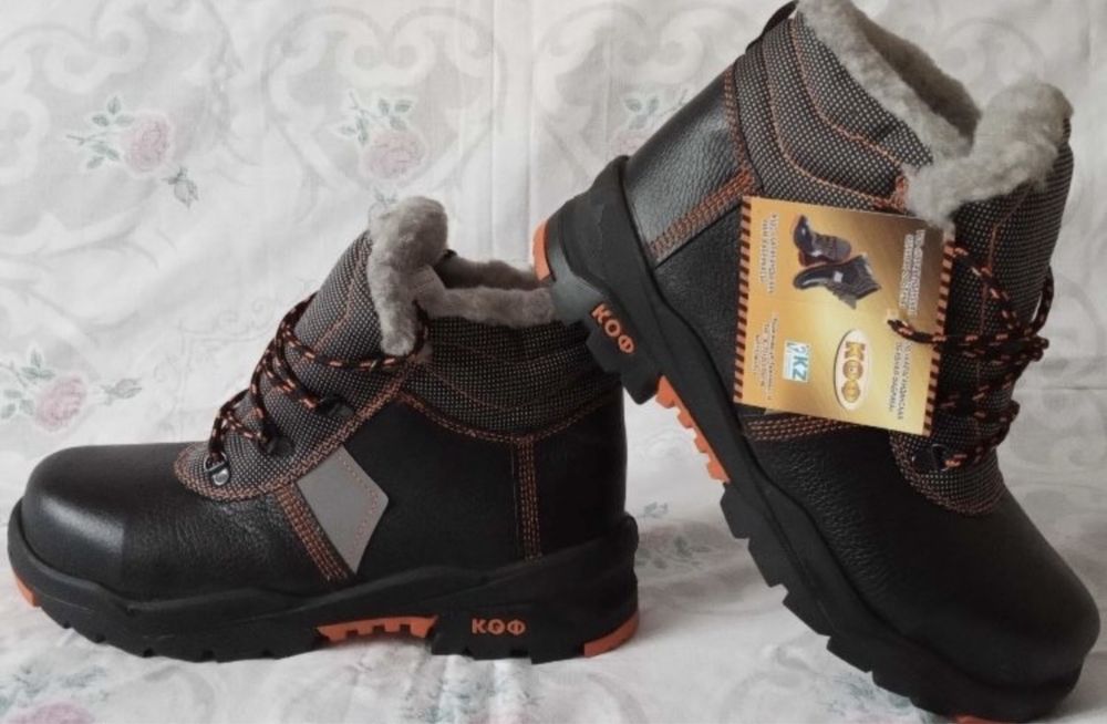 Продам зимние ботинку 44