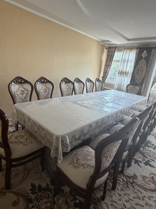 стол и стулья для гостинной